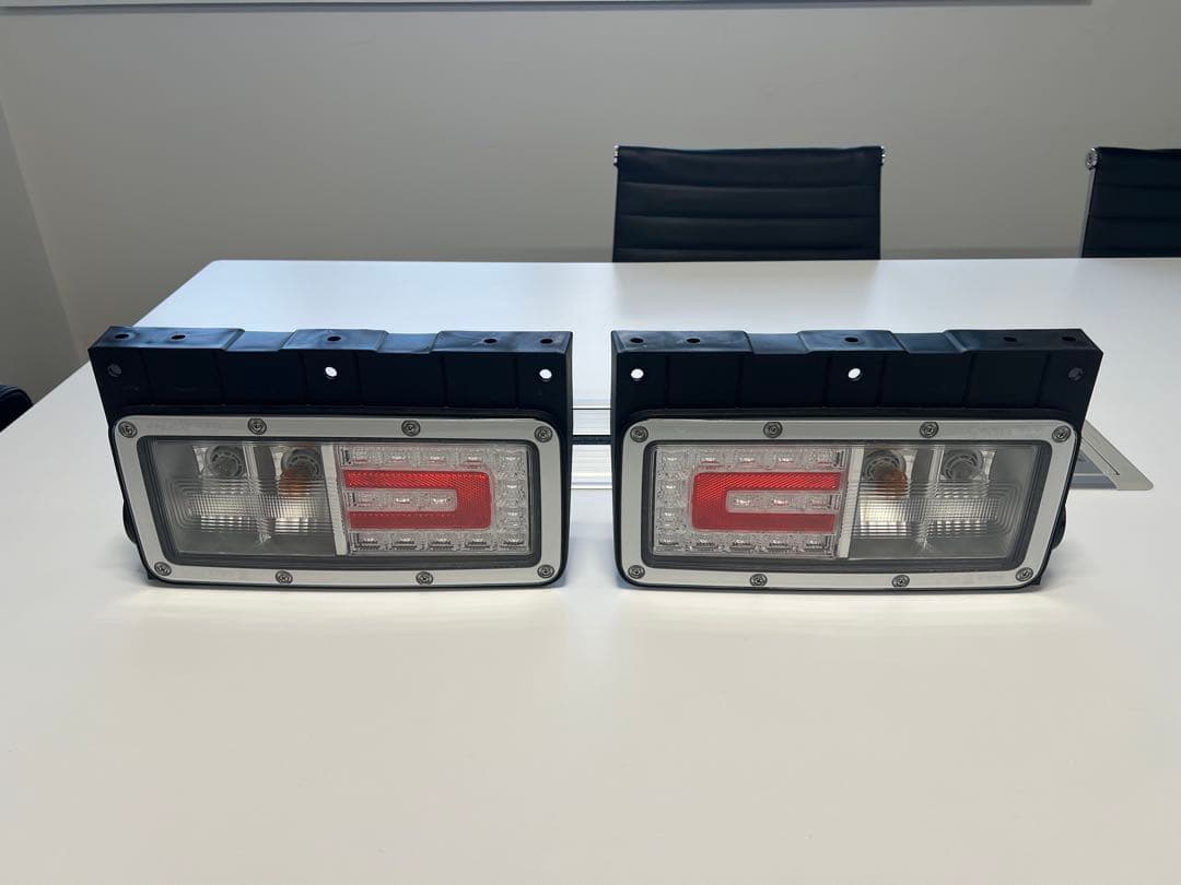 日野　現行17プロフィア 純正テールランプ　左右2個セット メッキテールランプベゼル 左右セット 日野 17レンジャー/17プロフィア