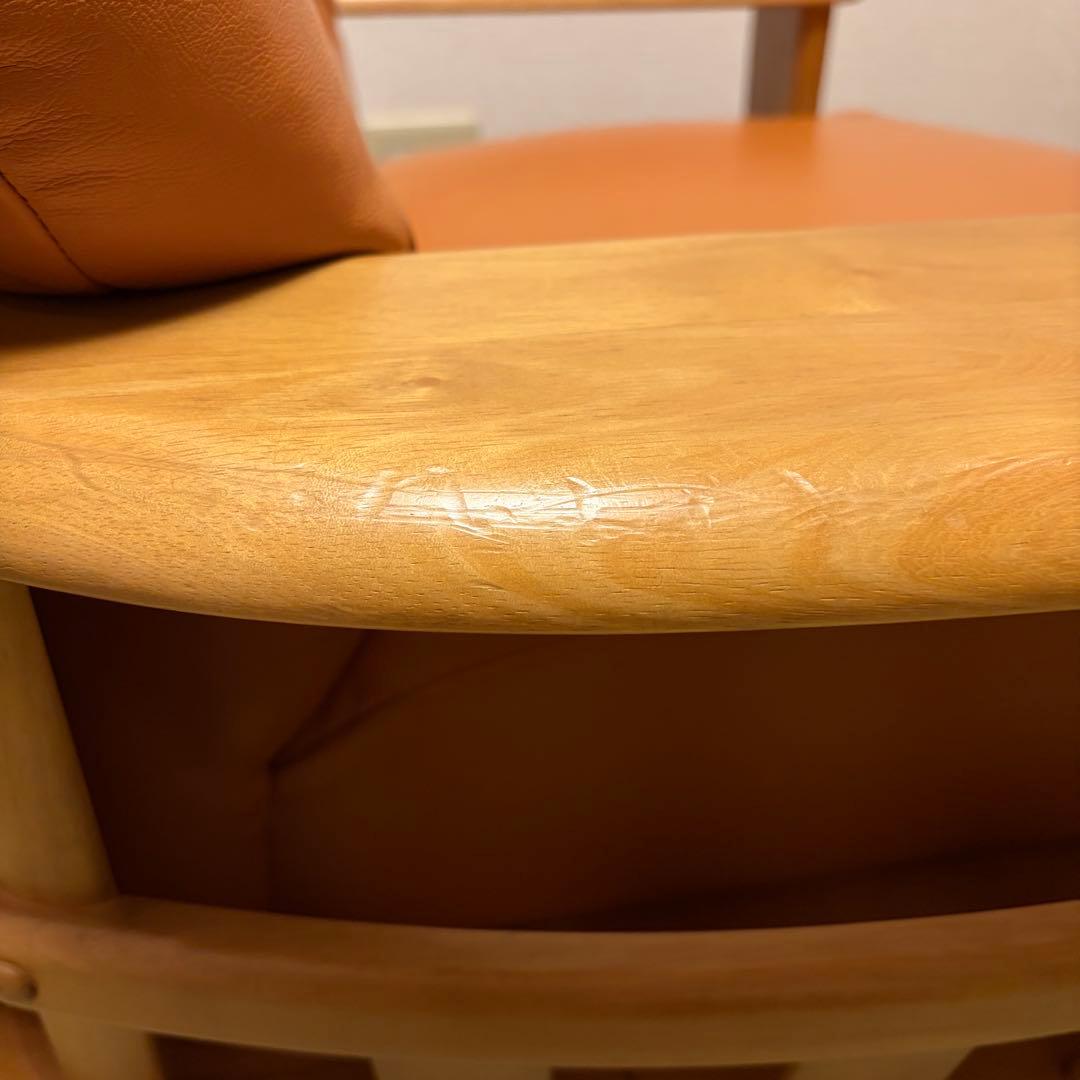 カリモク 回転式アームチェア ソファ 1人掛け ラック付き たのめる便