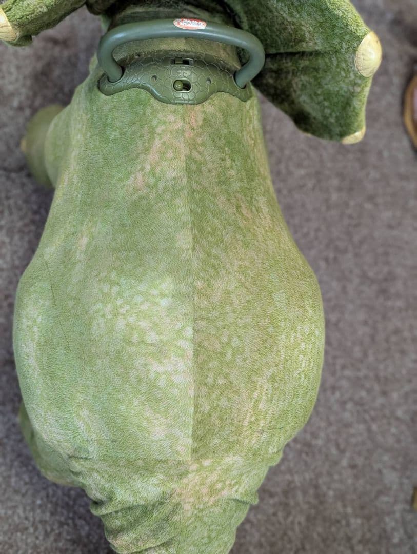 宮城送料無料】子供が乗れる動くトリケラトプス 恐竜玩具 ￥108,000