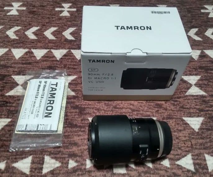 【11月22日以降発送】 タムロン 90mm マクロレンズ　キャノンEF用 Amazon.co.jp: TAMRON 単焦点マクロレンズ SP 90mm F2.8 Di MACRO 1:1
