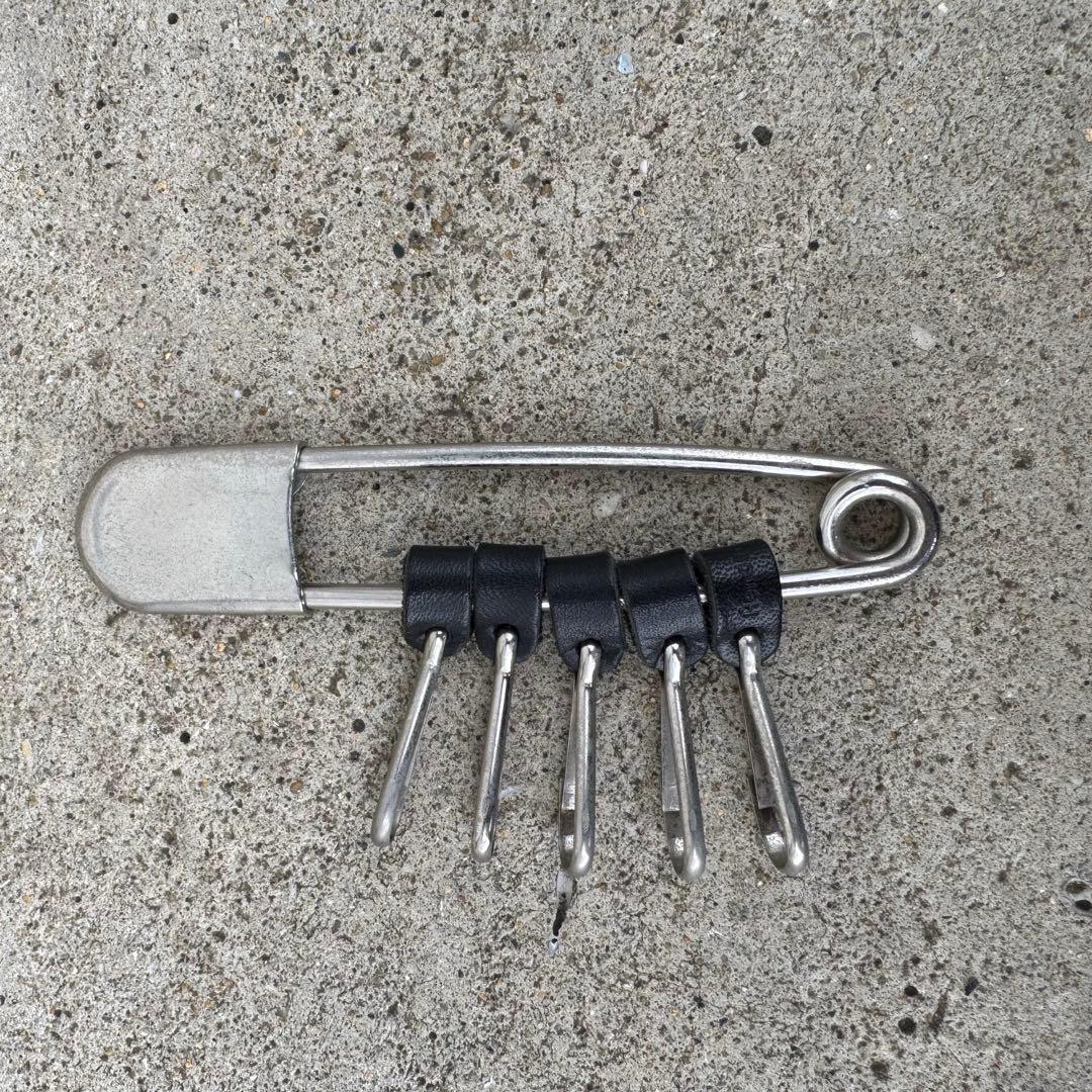 エンダースキーマ アーミーピン キーリング 安全ピン - メルカリ