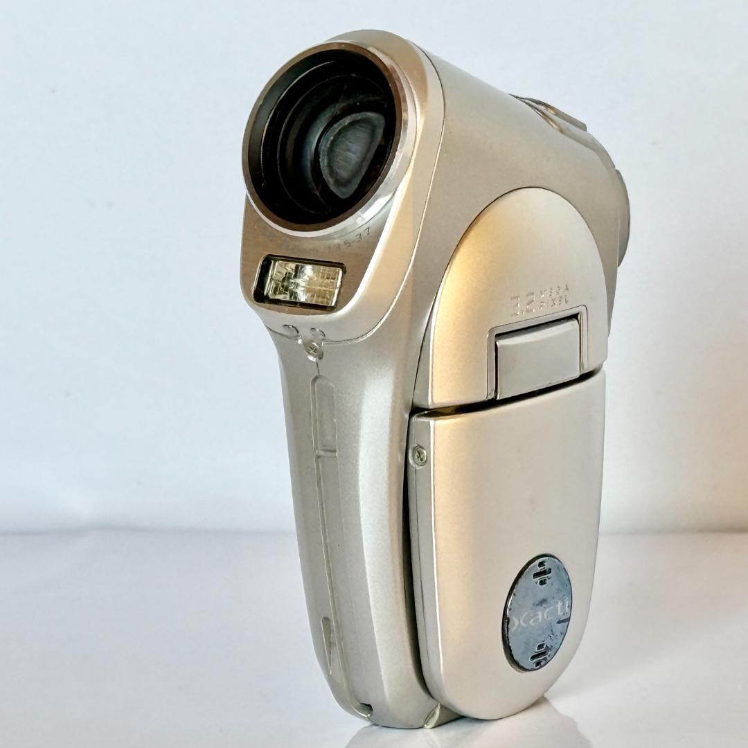 SANYO「Xacti」デジタルムービーカメラ DMX-C1 三洋、MPEG-4ビデオカメラ「DMX-C1」に新色を2色追加