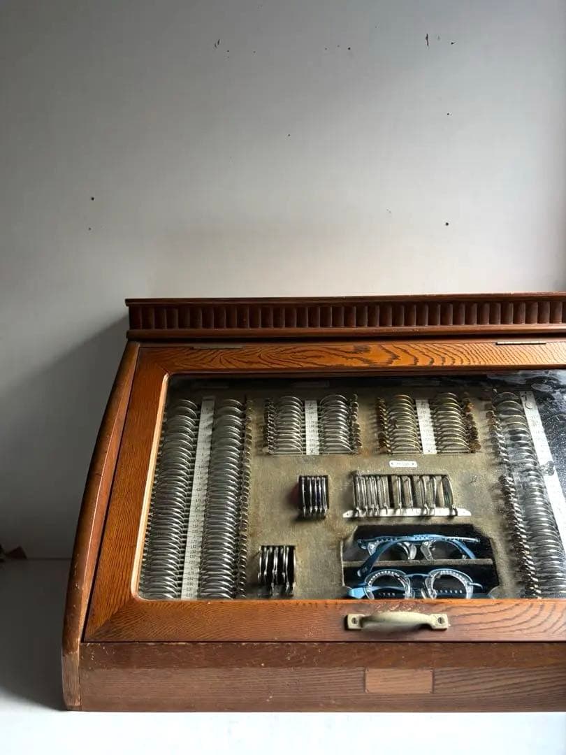 665 古道具 検眼レンズセット 木製ケース入り ヴィンテージ 眼鏡店 ケビント ケビント！シャビーなドクターキャビネット チェスト・キャビネット