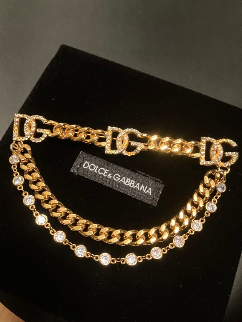 ドルチェアンドガッバーナ　ブローチ　ロゴ　ストーン　ゴールド ゴールドのウィメンズ ブローチ ラインストーンDGロゴ | Dolce&Gabbana®