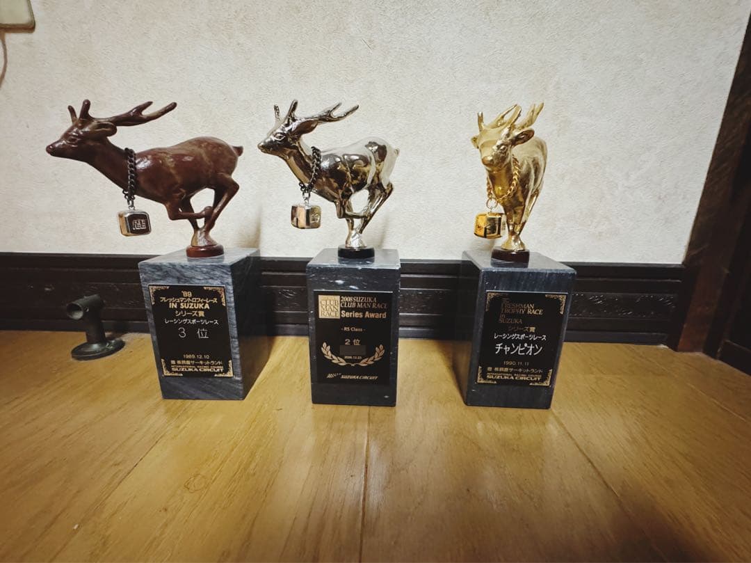 【希少品・限定非売品】鈴鹿サーキット限定 鹿トロフィー金・銀・銅 希少・非売品】金のスズシカ(鈴鹿サーキット限定トロフィー) - メルカリ