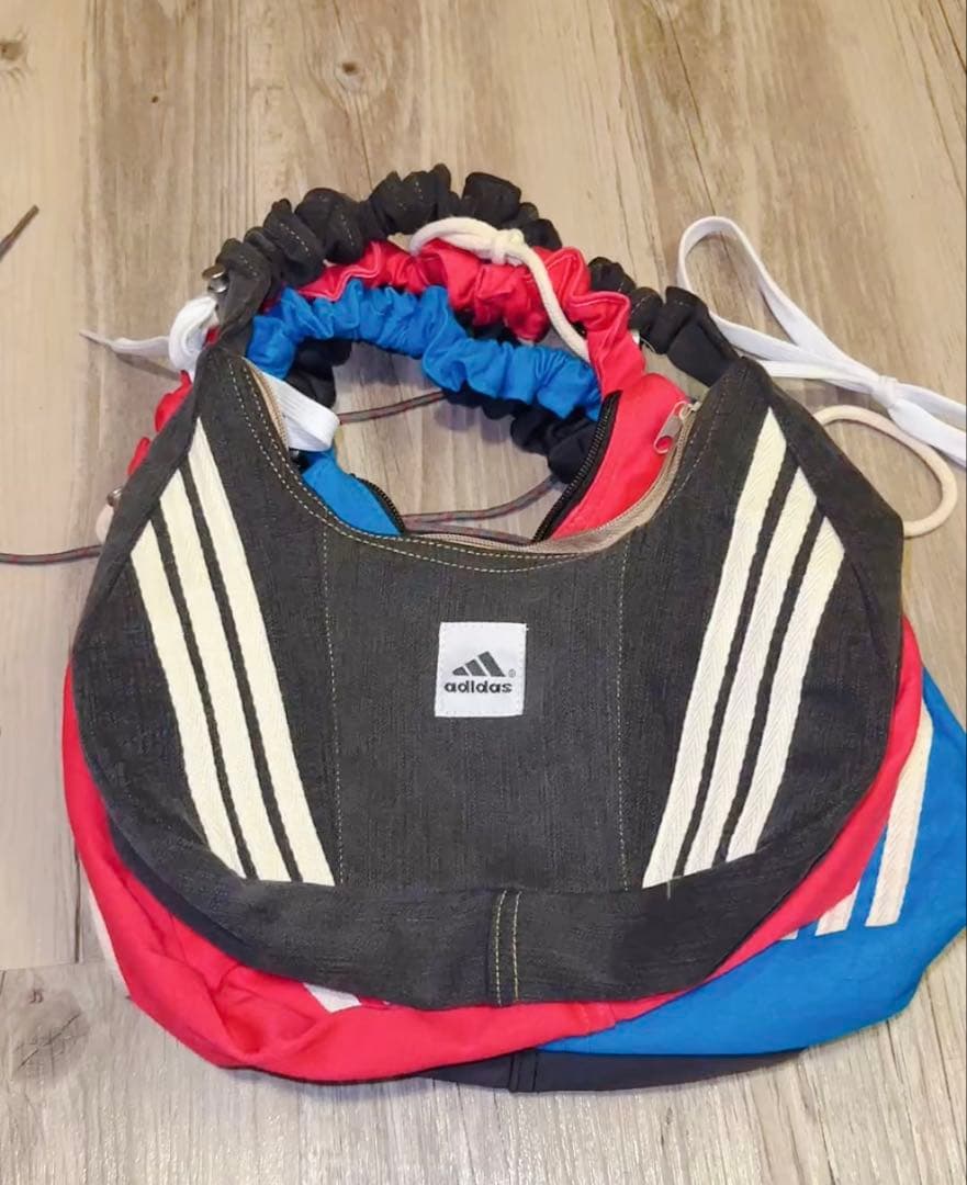 adidas リメイクストライプデザイン ショルダーバッグ