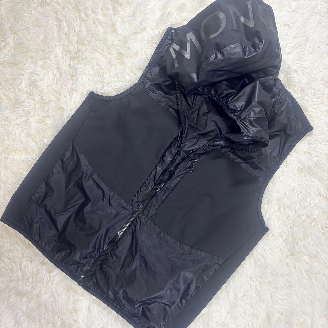 MONCLER フード付き　ナイロンベスト　ブラック　サイズ1 MONCLER（モンクレール） 撥水 ナイロン ワンポイントロゴ フード付き