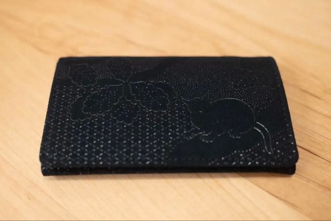 さや【印伝の山本】永青文庫 黒き猫 印傳の名刺入れ G4abx8UbAAAHhDu.jpg?format=jpg