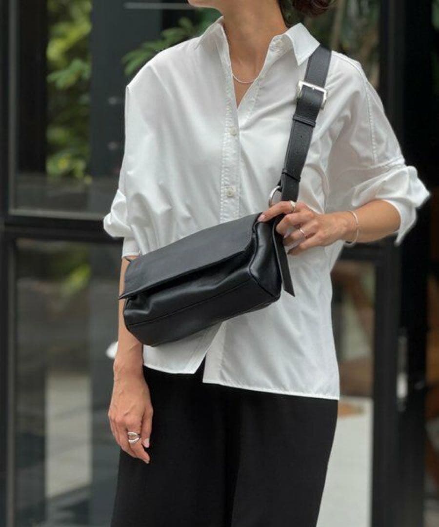 新品未使用 ビアズリー レザーボディバッグ ブラック 2025 今期 - メルカリ