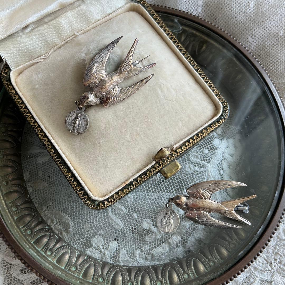 ♡２点♡　フランスアンティーク　つばめ　小さなブローチ　BEBE　べべ　メダイ ♡2点♡ フランスアンティーク つばめ 小さなブローチ BEBE べべ メダイ