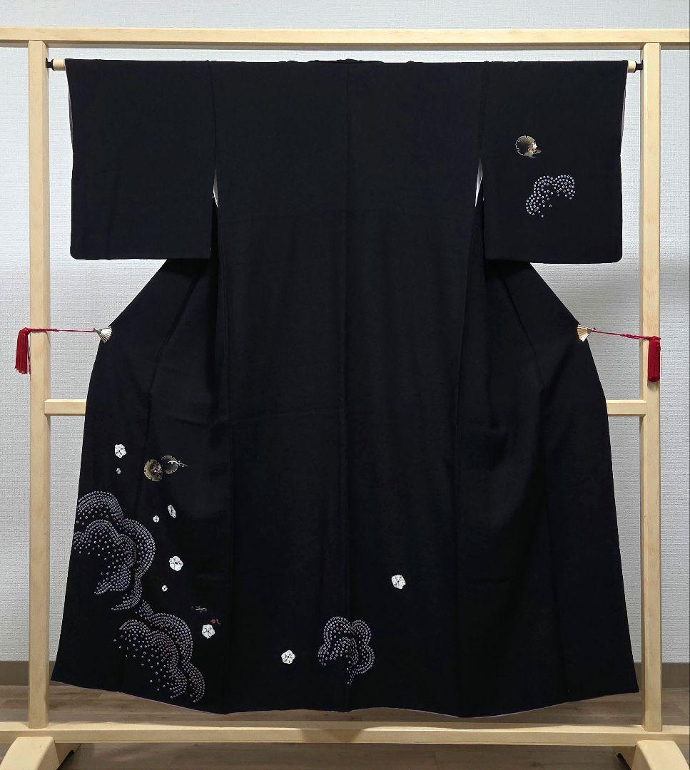 A◆着物くつろぎ 雪輪に梅の花 黒 絞り 金彩 刺繍 菊 袷 正絹 付下げ 着物 訪問着 正絹 黒地 リサイクル 白 花 梅 菊 桔梗 牡丹 雲 萩 松 笹 紅葉