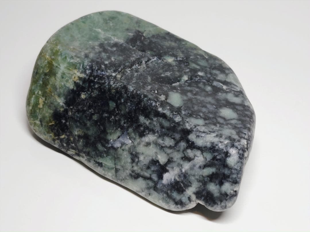黒緑 628g 翡翠 ヒスイ 原石 糸魚川 鑑賞石 自然石 誕生石 鉱物 鉱石