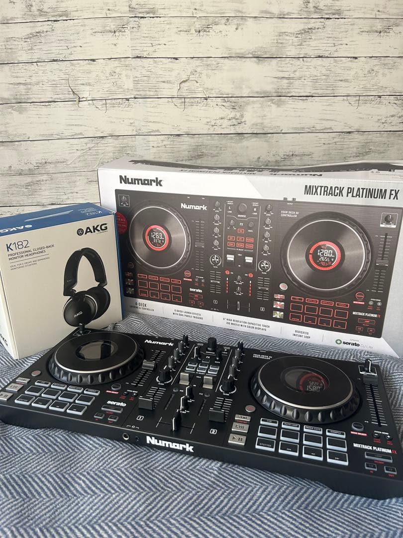 Numark Mixtrack Platinum FX ヘッドホンセット Numark Mixtrack Platinum FX Effect: Package