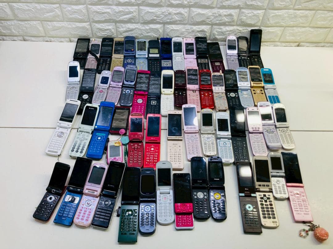 90Z 携帯電話 ガラケー 動作未確認品 修理パーツ取り/コレクション用 90Z 携帯電話 ガラケー 動作未確認品 修理パーツ取り/コレクション用