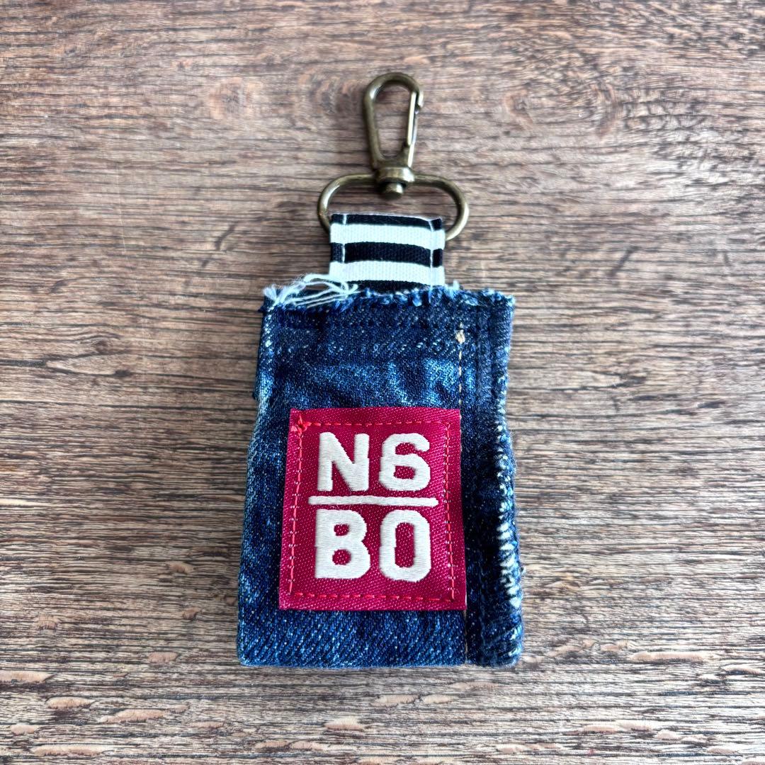 デニムリメイク 赤タグ キーホルダー バッグチャーム - メルカリ
