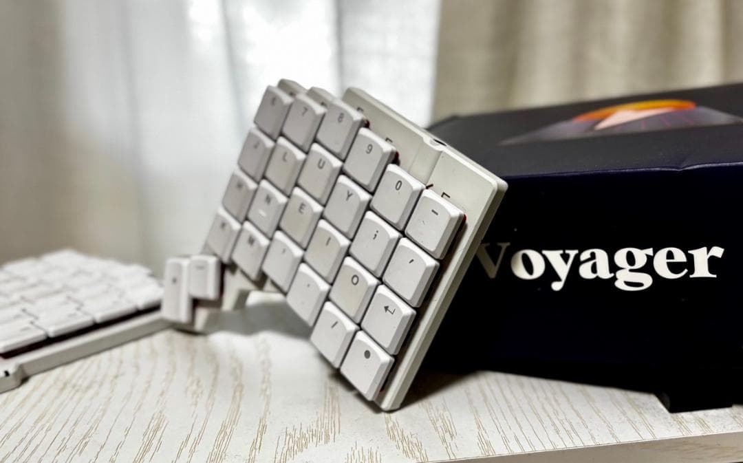 「新品同様」ZSA Voyager 白い色キーボード The Voyager: A powerful, low-profile, split ergonomic keyboard