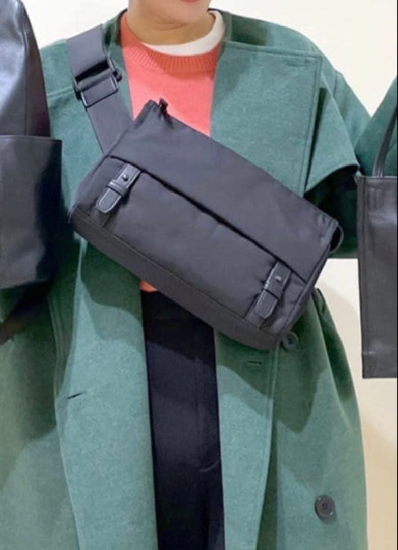 イアパピヨネ　2023年ボディバッグ ear PAPILLONNER（イアパピヨネ）の「《牛革》ボディバッグ/ウエスト