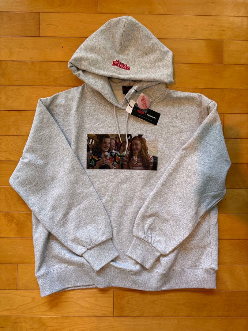 ストレンジャーシングス　ニコアンド　コラボパーカースウェット（クリアファイル付） STRANGER THINGS】コラボグラフィックパーカー | [公式]ニコアンド