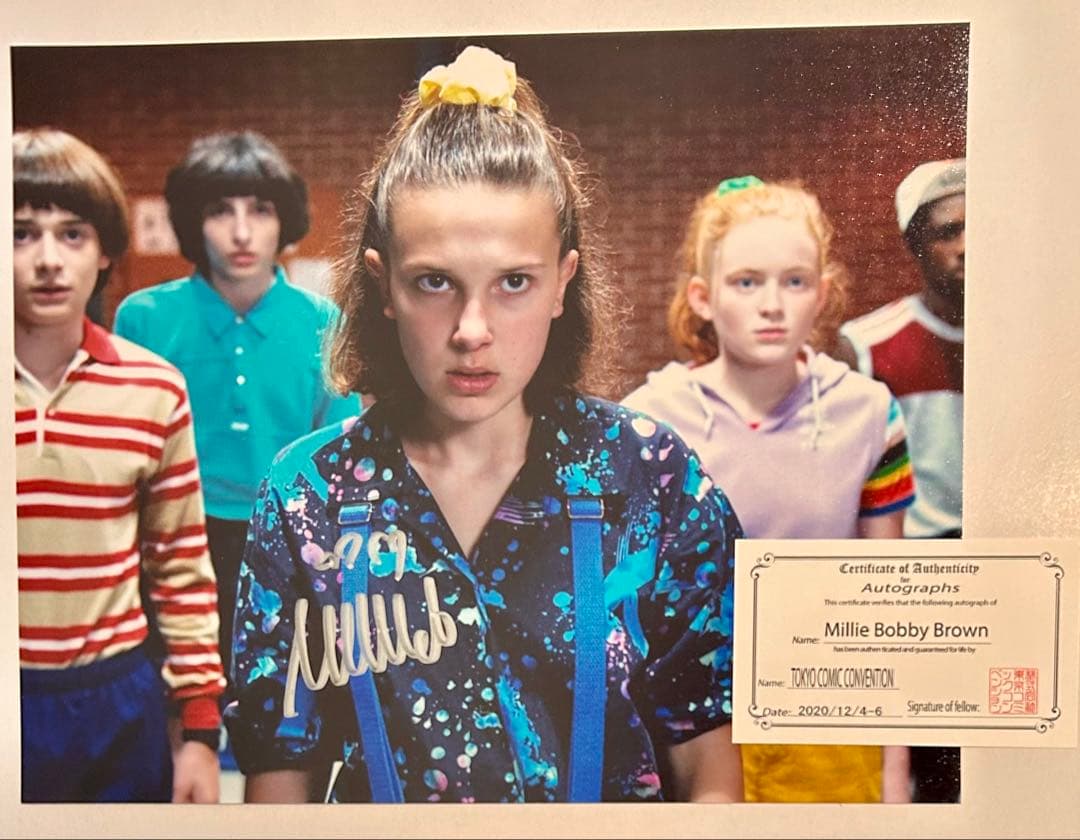 ミリーボビーブラウン　直筆サイン入り写真　ストレンジャーシングス ミリー・ボビー・ブラウン直筆サイン入り超大型写真… - メルカリ