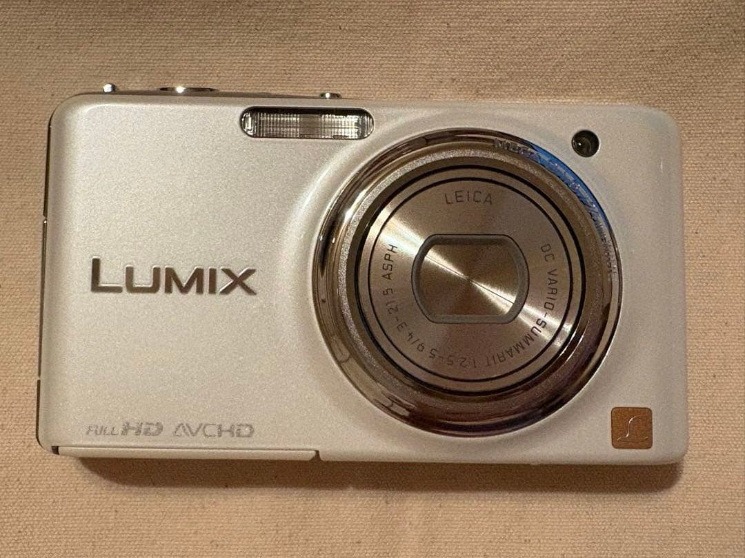 Panasonic DMC-FX77ホワイト ルミックスFX77 本体と付属品 Panasonic LUMIX DMC FX77 Digital Camera Lily White 5x Optical Zoom