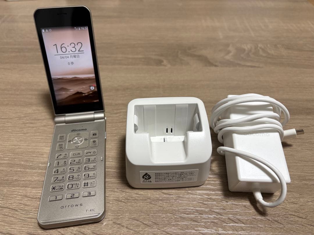docomo F-41C シルバー折りたたみ式携帯電話 ドコモ、折りたたみケータイ「arrows ケータイ ベーシック F-41C」本日