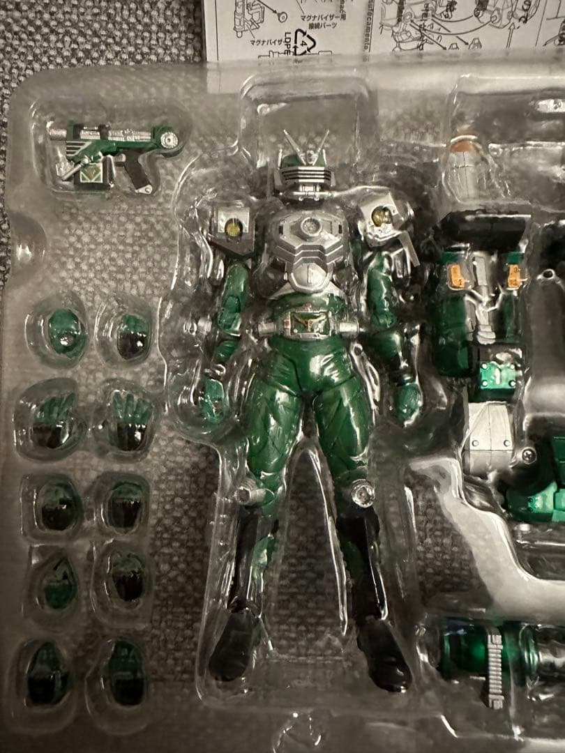 S.H.Figuarts 仮面ライダーゾルダ　　マグナギガ