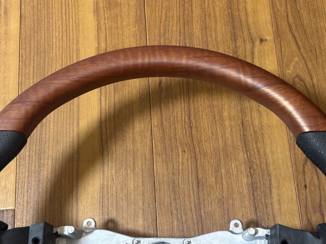 トヨタ　200系 ハイエース　4.5.6.7.8.型　ハンドル　茶木目　小傷有り