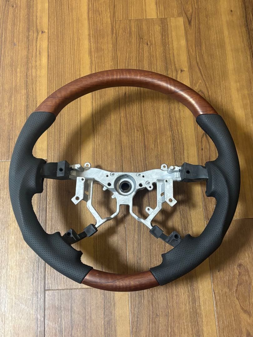 トヨタ　200系 ハイエース　4.5.6.7.8.型　ハンドル　茶木目　小傷有り