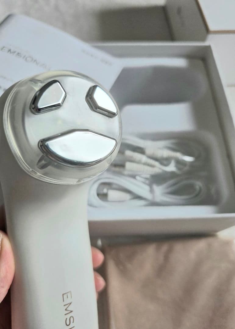 SaleセプテムエモーショナルプロEMS美顔器⬜超美品⬜　新品パッド6枚付き 保証有り】 SPTM/セプテム/EMSIONALpro/エモーショナルプロ/EMSIONAL