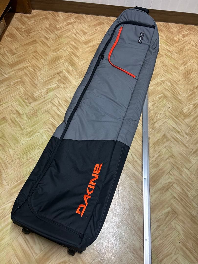 定価2.64万 DAKINE LOWRollerスノーボードバッグ 165 白馬 Dakine Low Roller Snowboard Bag - Black – Funky Yeti