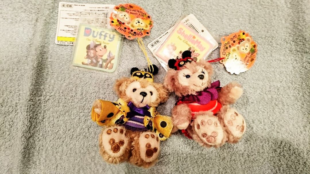 希少ダッフィー&シェリーメイ ぬいぐるみストラップセット　ディズニー ジュースを抱えたぬいぐるみストラップ！東京ディズニーシー