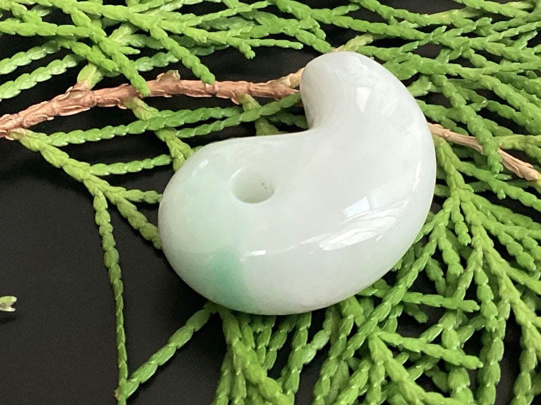 ✳premiumシリーズ一流の勾玉 糸魚川翡翠 再結晶線入り 御守りに鑑別