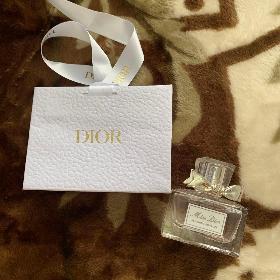 Dior Miss Dior 香水 リボン付きギフトボックス 刺繍に思いをのせて、特別なギフトを。オートクチュール リボンで結ぶ