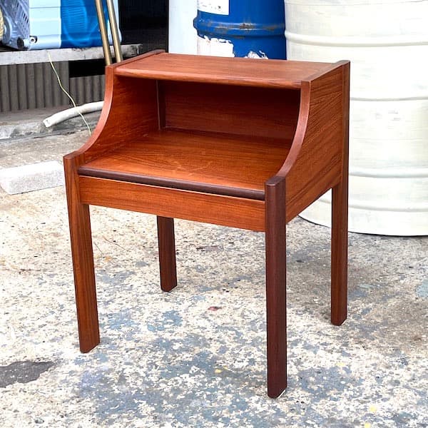 北欧ビンテージ　ナイトテーブル　サイドテーブル　ベッドサイドチェスト 北欧ヴィンテージ風Vカットデザイン サイドテーブル・サイドチェスト