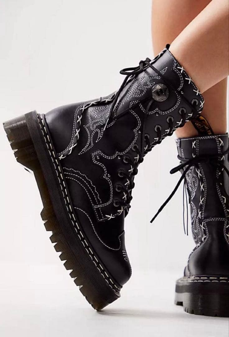 Dr. Martens JADON HI ゴシックアメリカーナ 10ホールブーツ Jadon Hi Boot Gothic Americana Leather Platforms in Black | Dr