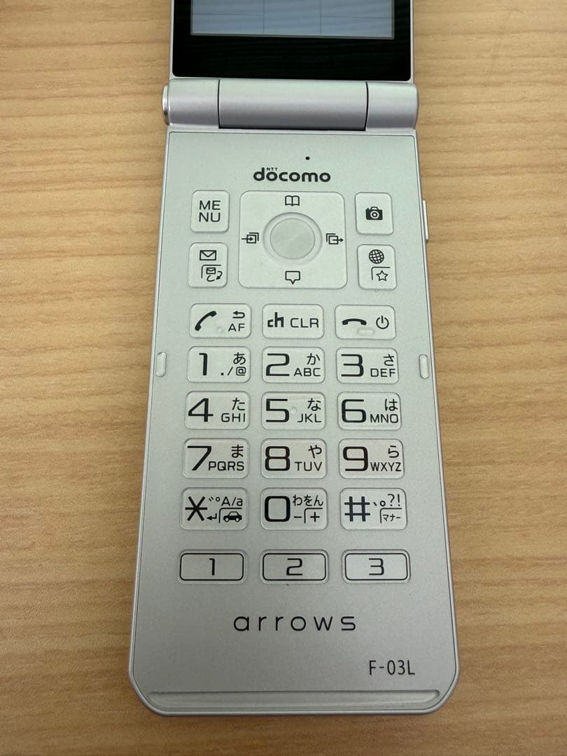 docomo arrows F-03L シルバー折りたたみ式 - メルカリ