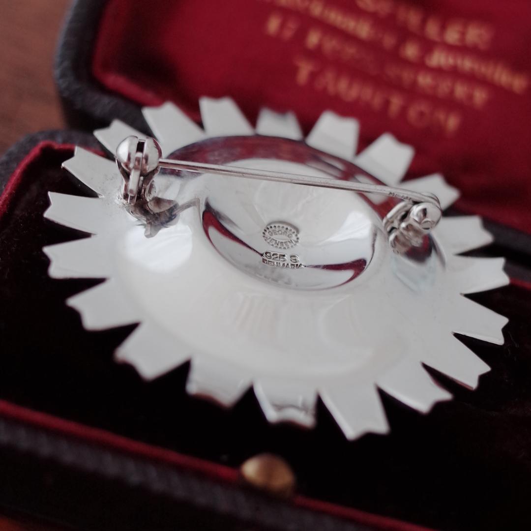 デンマーク◇デイジーフラワーシルバーブローチ◇ブラックエナメル