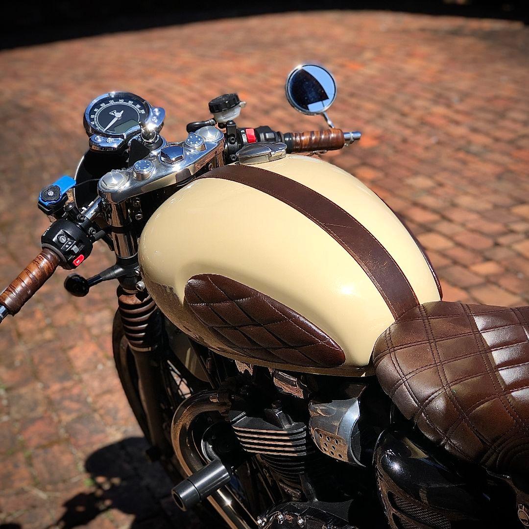 トライアンフ タンクベルト タンクパッド セット - メルカリ