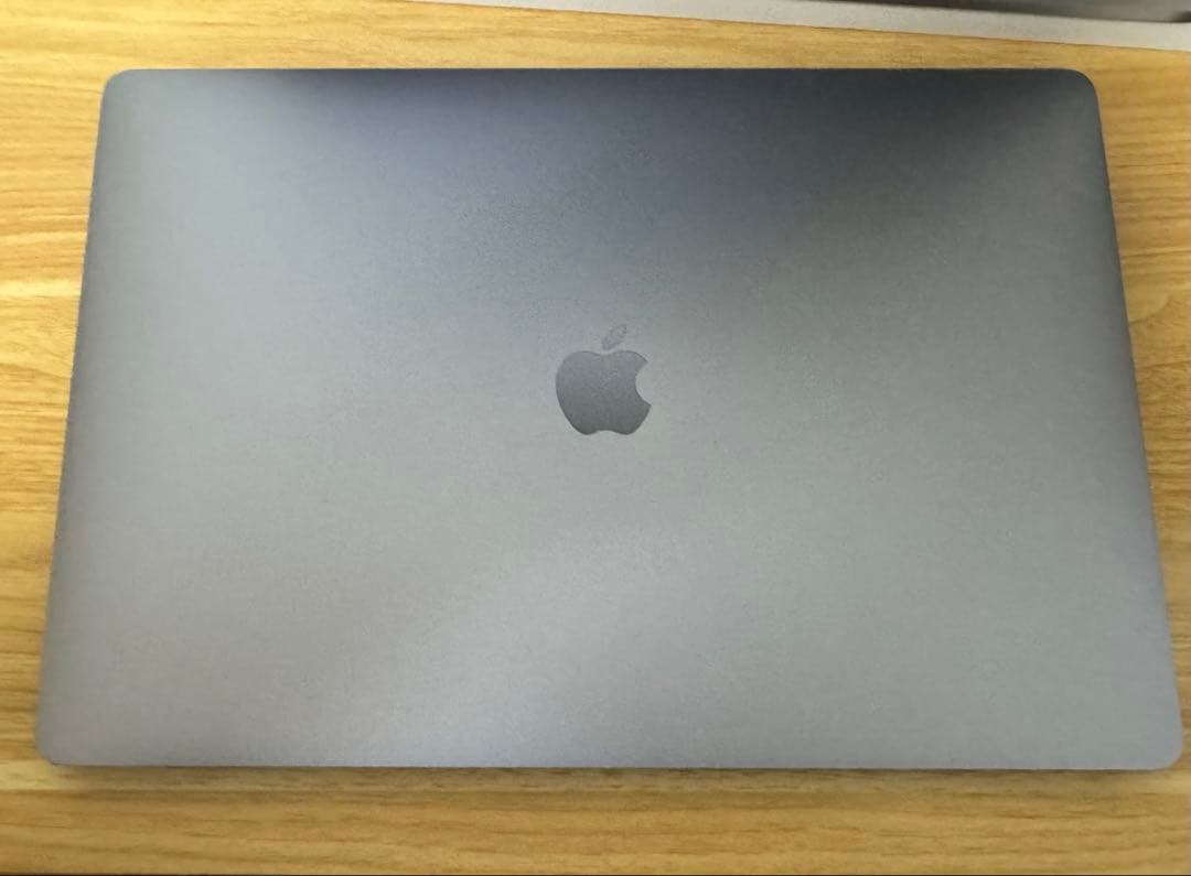 Apple MacBook スペースグレー 本体 充電器付き MacBookの永遠の悩み。シルバーか、スペースグレイか。並べて徹底比較