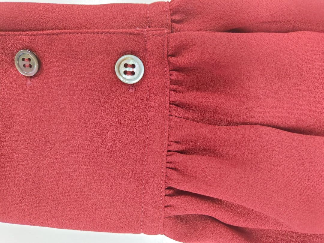 赤い長袖ブラウス バックプリーツデザイン