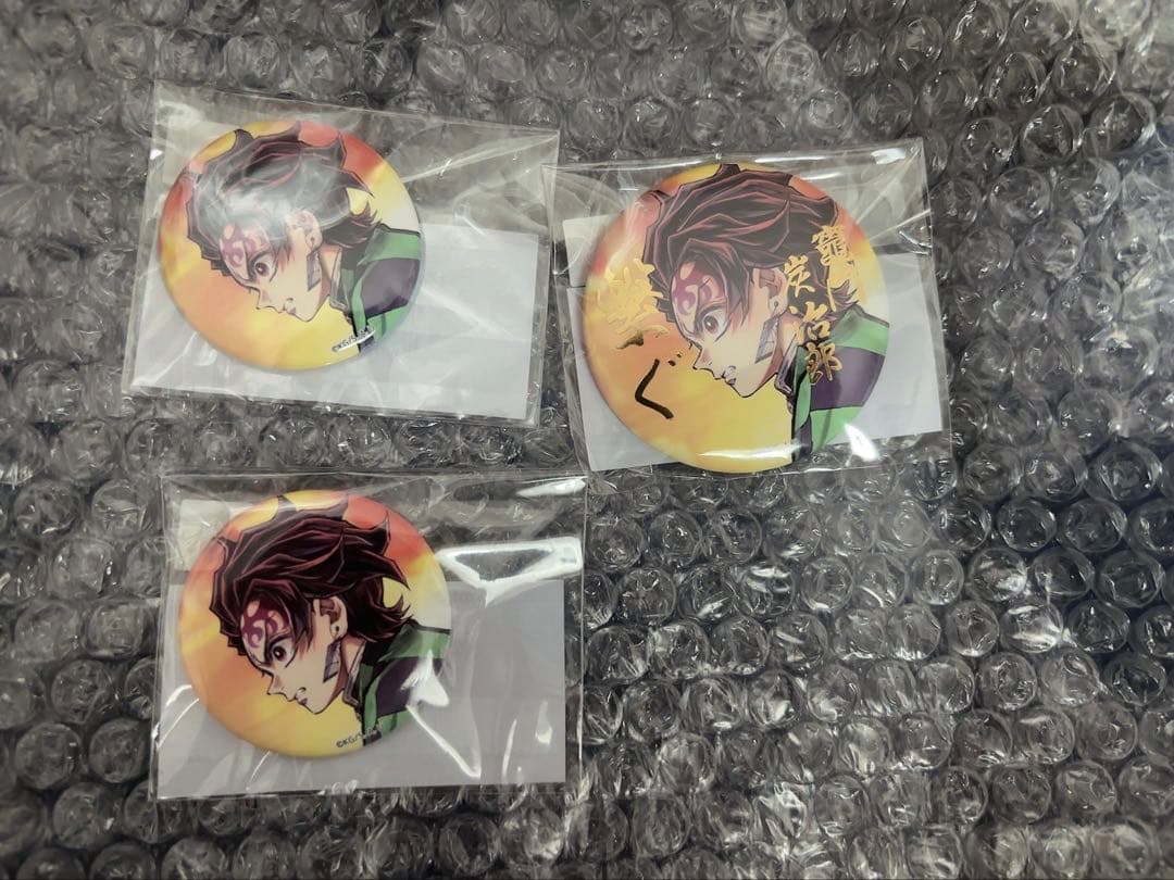 鬼滅の刃 WEBSHOPくじ 繋ぐ 炭治郎と義勇 缶バッチ - メルカリ