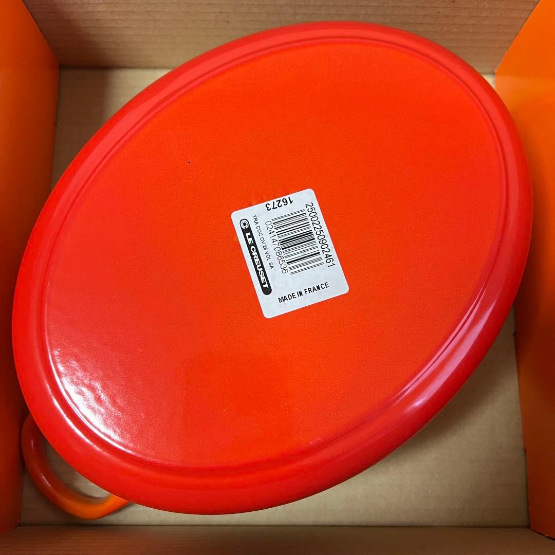 新品未使用】LE CREUSETオーバルホウロウ鍋25cmボルカニックフレーム