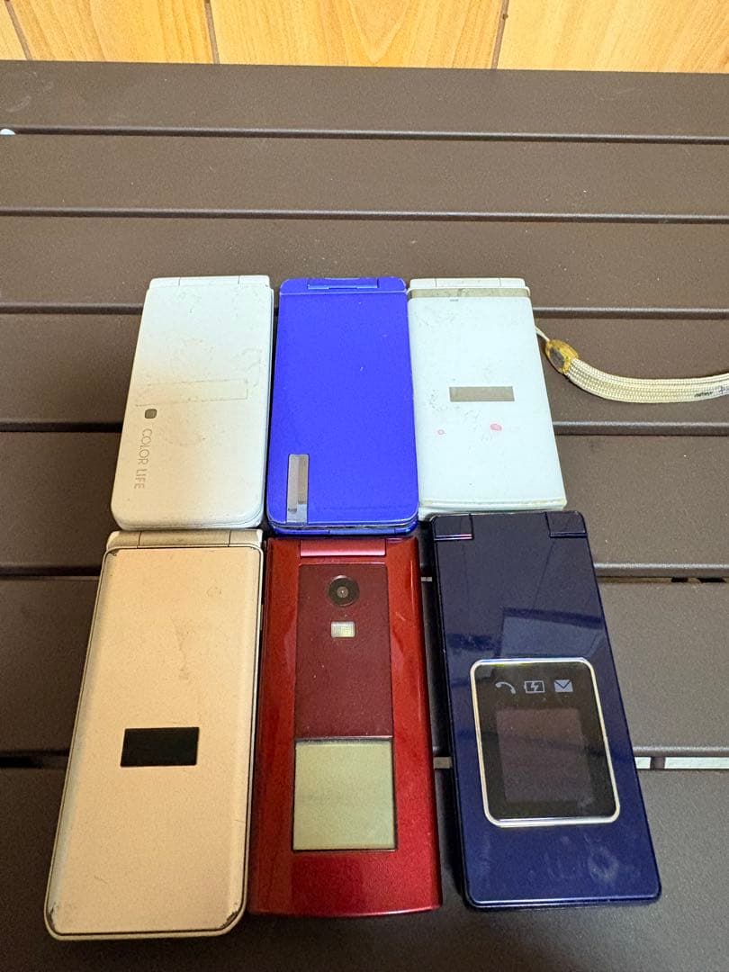 ガラケー6台 タフガラケーはこれが最後!? 懐かしくてカッコいい「G'zOne」が9年ぶり