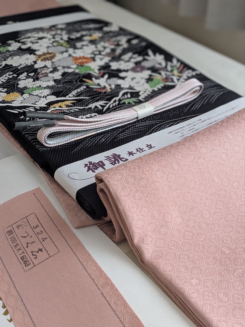 正絹老舗伊と幸色無地宝尽くし文様色無地一つ紋 - メルカリ