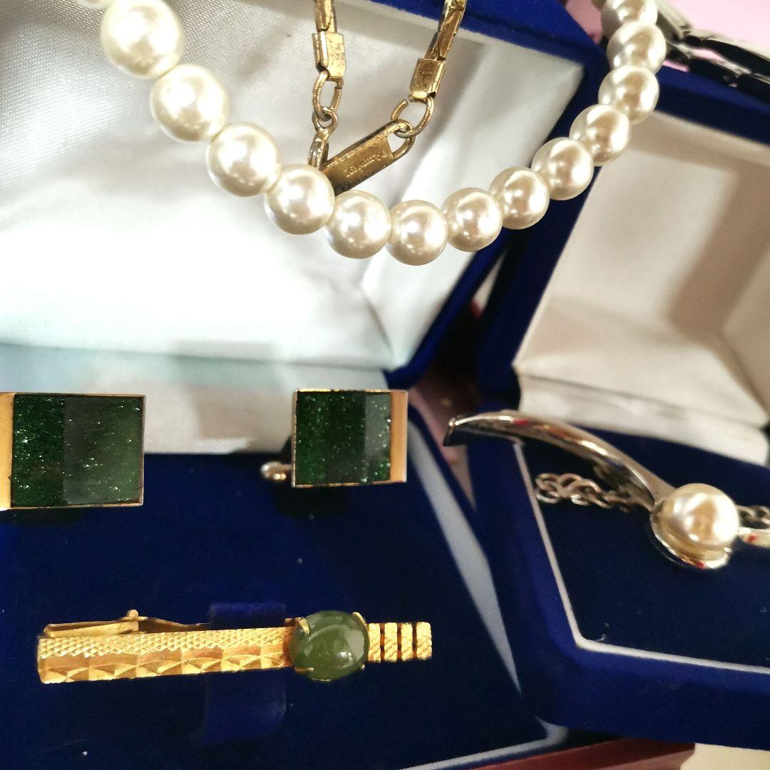 遺品整理 大量アクセサリー 刻印 指輪 金色 翡翠 ネックレス ブローチ