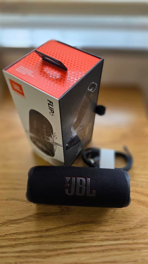 JBL Flip 6スマートスピーカー 本体とUSBケーブル JBL Flip 6レビュー・ライブ会場の臨場感がダイレクトに伝わる