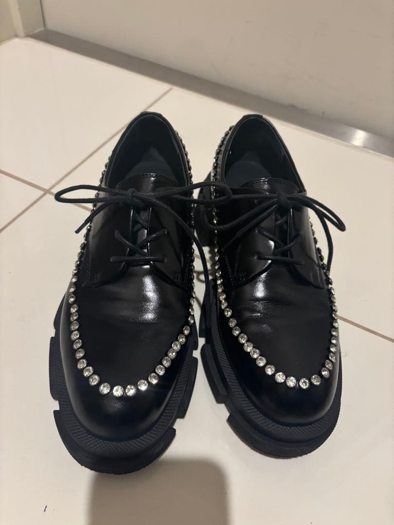 -MANA-ストーン付きブラックレザーシューズ Rocky Monroe（ロッキーモンロー） ビジネスシューズ プレ−ントゥ