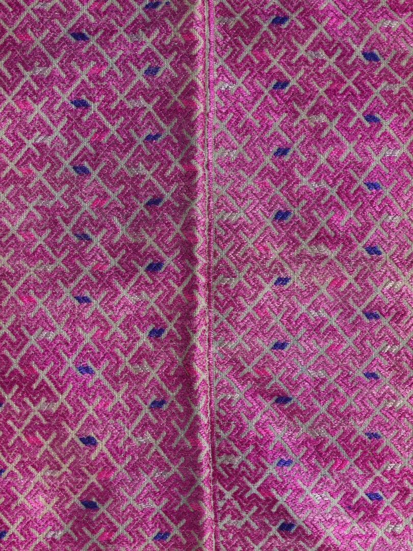 艶のある紫で卍・雷紋などを描く、中国チワン族の2