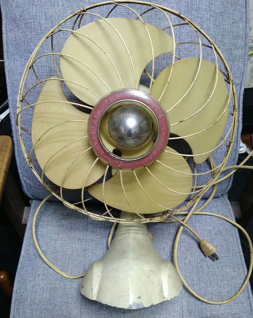 HITACHI♪ヒタチ、レトロなアヒル型？扇風機です(⌒▽⌒) HITACHI♪ヒタチ、レトロなアヒル型？扇風機です(⌒▽⌒) HITACHI