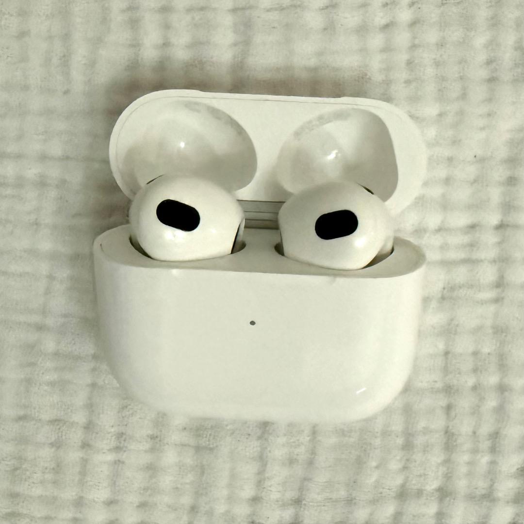 AirPods 3 (本体＋Lightning充電ケース) Lightning充電ケース付きAirPods（第3世代）[整備済製品] - Apple（日本）